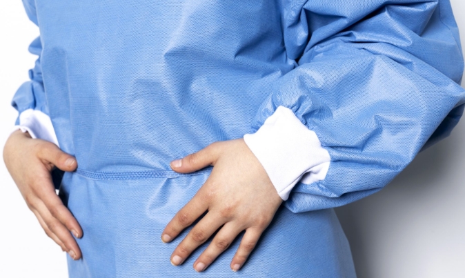 दस्ताने और आइसोलेशन गाउन दोनों पक्षों की सुरक्षा कैसे करते हैं?