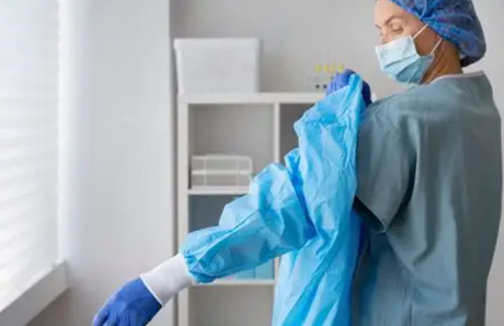 &iquest;Se pone guantes sobre la bata de aislamiento?